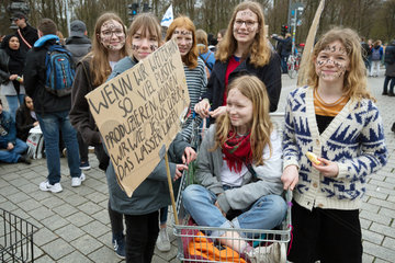 Berlin  Deutschland - Klimaschutzaktivisten demonstrieren anlaesslich der FridaysForFuture Demonstration am Brandenburger Tor.