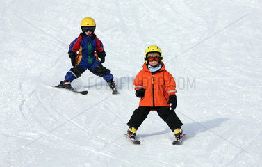 Krippenbrunn  Oesterreich  Kinder beim Skifahren