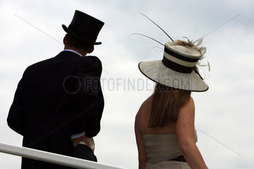 Epsom  Grossbritannien  Mann mit Zylinder und Frau mit Hut
