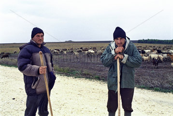 Portraet von Ziegenhirten in der Region Dobrudscha  Rumaenien