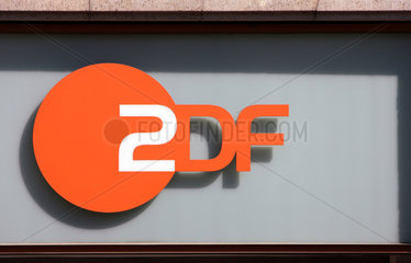 Logo des ZDF am Sitz in Berlin-Mitte