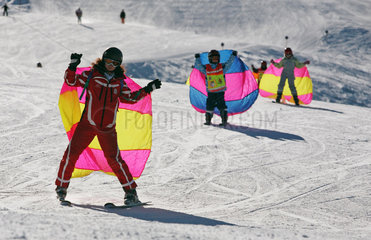 Jerzens  Oesterreich  Kinder lernen Skifahren