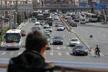 Peking  Junge schaut auf breite Strasse