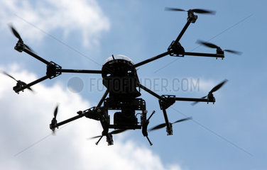 Hannover  Deutschland  eine Drohne fliegt durch die Luft