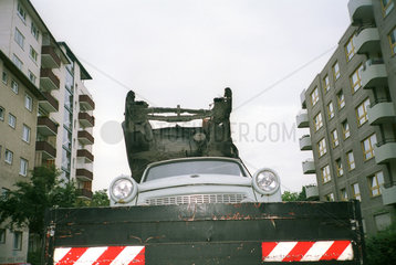 Autowracks auf einem Transporter in Berlin