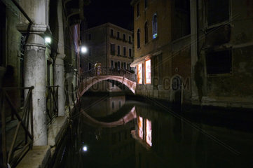 Venedig  Italien  Kanalbruecke bei Nacht im Stadtteil Cannaregio