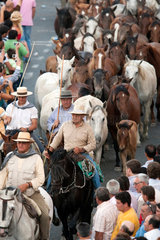 Almonte  Spanien  Saca de las yeguas - Reiter treiben eine Herde durch die Stadt