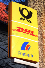 Neuenhagen  Hinweisschild fuer eine Post-  DHL- und Postbankfiliale