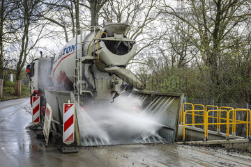 LKW-Waschstrasse an einer Baustellenausfahrt  Essen  Nordrhein-Westfalen  Deutschland  Europa