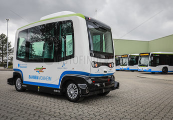 Selbstfahrender Linienbus  Monheim  Nordrhein-Westfalen  Deutschland  Europa