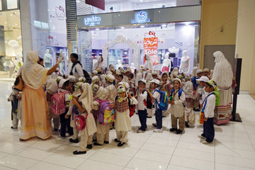 Dubai  Vereinigte Arabische Emirate  Kindergartengruppe macht einen Ausflug