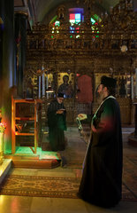 Heybeliada  Tuerkei  Priester schwenkt Weihrauch beim Abendgottesdienst