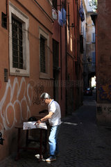 Rom  Italien  Mann liest draussen Zeitung