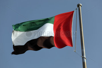 Dubai  Vereinigte Arabische Emirate  Nationalflagge weht im Wind