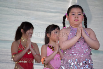 Berlin  Deutschland  vietnamesische Maedchen tanzen auf dem Familienfest Bunte Platte