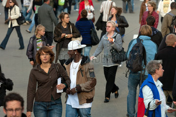 Warschau  Polen  Passanten waehrend der rush hour am Nachmittag am Rondo Romana Dmowskiego