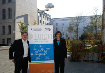 Berlin  Deutschland  Ilse Aigner (CSU) und Philipp Ott (iRights) zur Eroeffnung von iRights Cloud