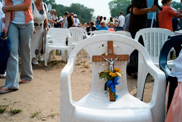 Tschenstochau  Polen  geschmuecktes Kruzefix auf einen Plastikstuhl wahrend einer Open-Air Messe