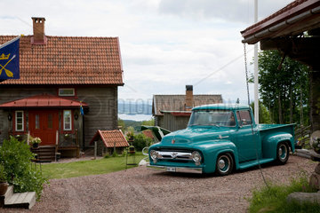 Gaevle  Schweden  Oldtimer vor einem Wohnhaus