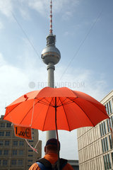 Berlin  Deutschland  Schirm eines Wurstverkaeufers