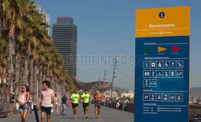 Barcelona  Spanien  Fussgaenger an der Uferpromenade am Strand von Barceloneta