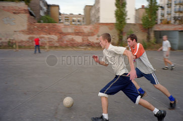 Jungen beim Fussballspielen  Poznan  Polen