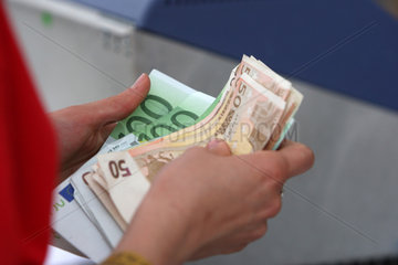 Berlin  Deutschland  Geldscheine werden gezaehlt