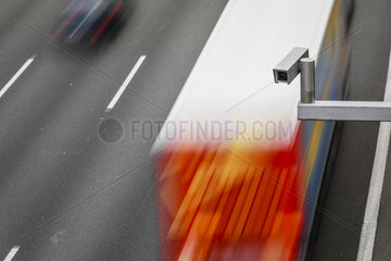 Verkehrstelematik  Verkehrsueberwachung im Strassenverkehr auf der Autobahn  Erkrath  Nordrhein-Westfalen  Deutschland  Europa