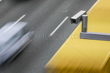 Verkehrstelematik  Verkehrsueberwachung im Strassenverkehr auf der Autobahn  Erkrath  Nordrhein-Westfalen  Deutschland  Europa