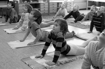 Berlin  DDR  Kinder machen Yoga in einem Kindergarten