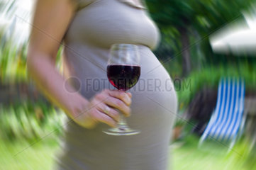 Berlin  Deutschland  eine Schwangere mit Rotwein