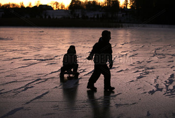 Belloe  Schweden  Silhouette  Kinder auf dem zugefrorenen See Stora Bellen