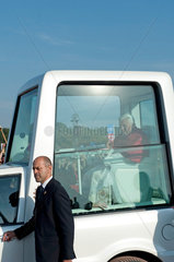 Freiburg  Deutschland  Papst Benedikt XVI. auf dem Weg zur Messe