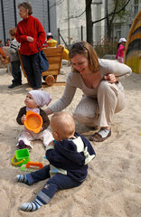 Berlin  Deutschland  Kinder spielen auf dem Spielplatz Zwergenland