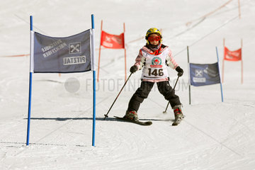 Tirol  ein Kind lernt Skifahren