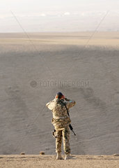 Mazar-e Sharif  Afghanistan  Bundeswehr-ISAF-Soldat auf Patrouille mit Fernglas