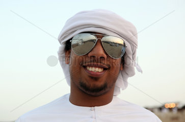 Dubai  Vereinigte Arabische Emirate  Mann mit Kufiya und Sonnenbrille im Portrait