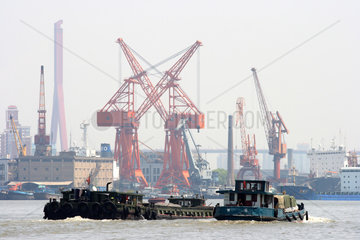 Shanghai  Frachtschiffe fahren auf dem Huangpu-Fluss