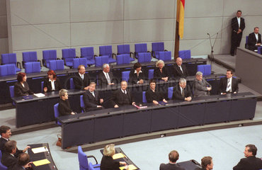 Die Regierungsbank im 15. Deutschen Bundestag
