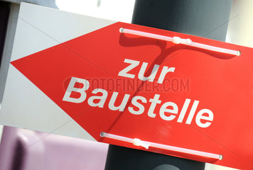 Berlin  Deutschland  Schild mit der Aufschrift Zur Baustelle