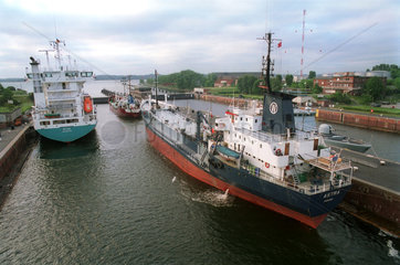 Frachter in der Schleuse Kiel-Holtenau  Nord-Ostsee-Kanal