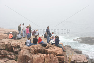 Bar Harbor  USA  Touristen warten auf eine Welle im Arcadia National Park