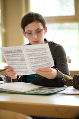 St. Georgen  Deutschland  eine Schuelerin liest ein Notenblatt im Musikunterricht