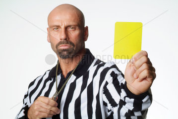 Ein Schiedsrichter gibt die gelbe Karte