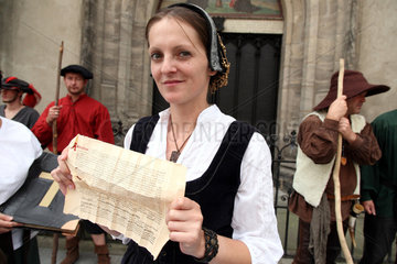 Wittenberg  Deutschland  Christiane Dalichow verkleidet als Katharina von Bora mit dem Ablassbrief