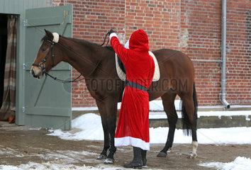 Koenigs Wusterhausen  Deutschland  Weihnachtsmann sattelt sein Pferd ab