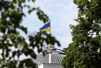 Ukrainische Flagge auf dem Parlament in Kiew