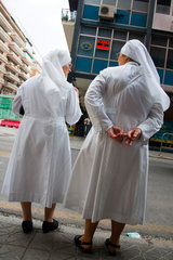 Sevilla  Spanien  zwei Nonnen stehen an einer Strasse