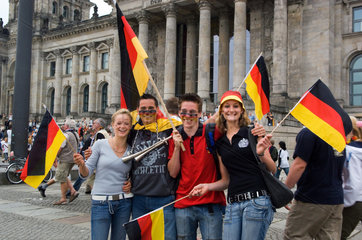 Deutschland im Schwarz-Rot-Gold Fieber vorm Berliner Reichstag
