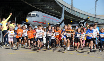 Berlin  Deutschland  Kinderlauf auf dem ehemaligen Flughafen Tempelhof